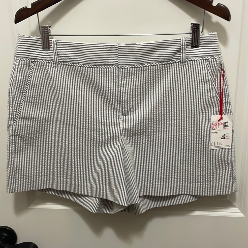 Elle women’s shorts size 10 blue/white striped sear sucker 4” inseam